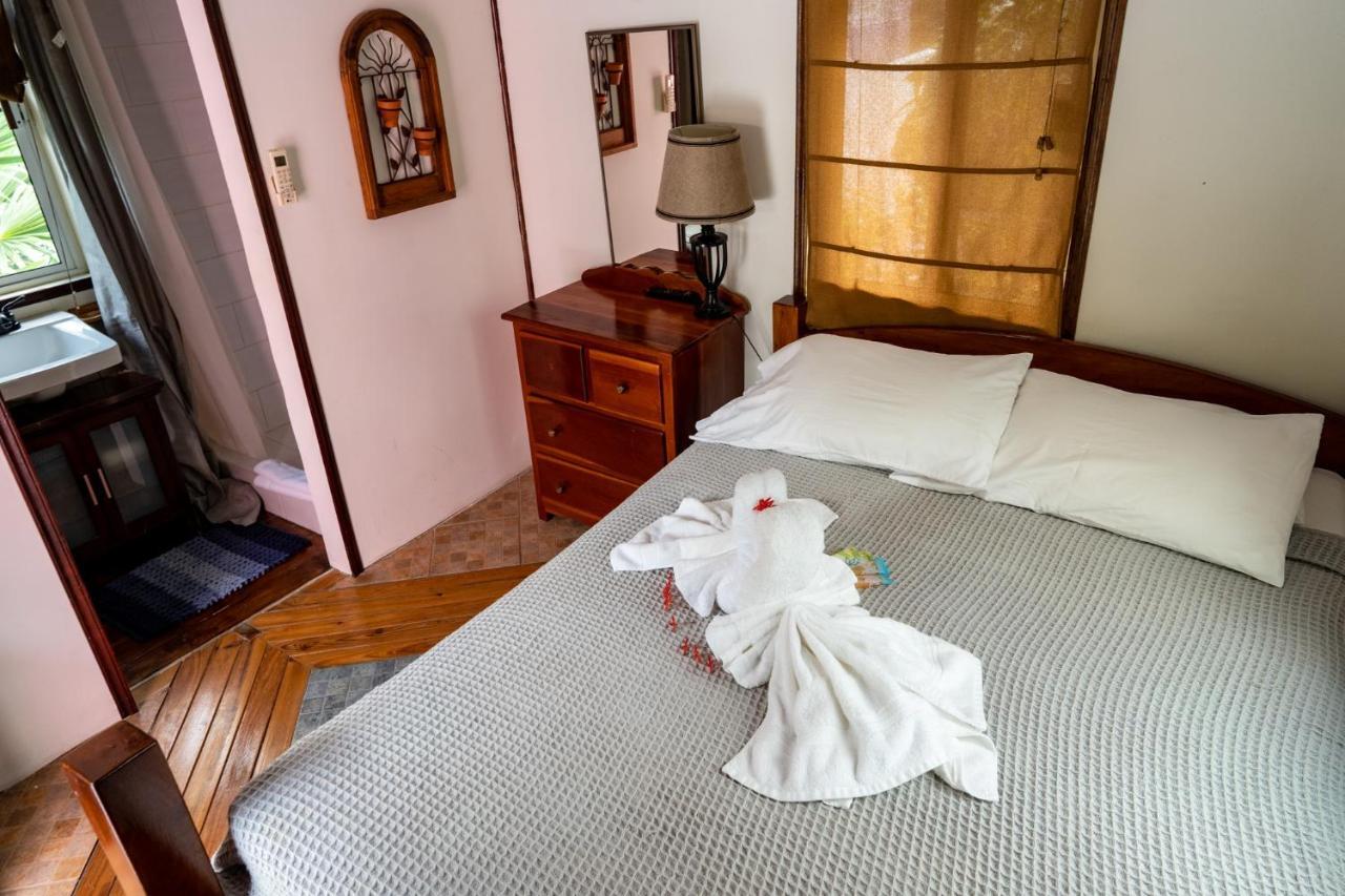 Hummingbirds Cabins Caye Caulker Esterno foto